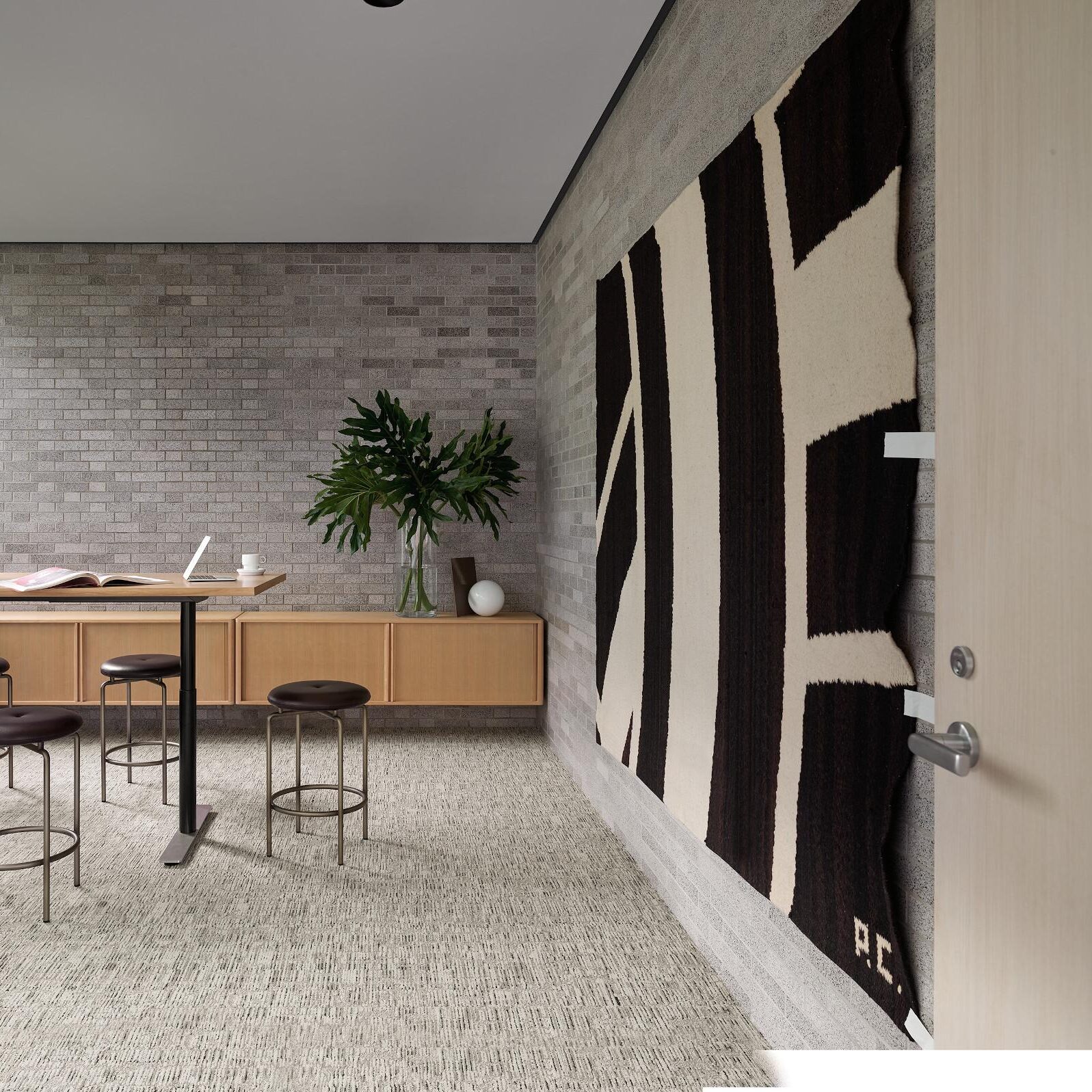 5T303_01100_FEATURE1